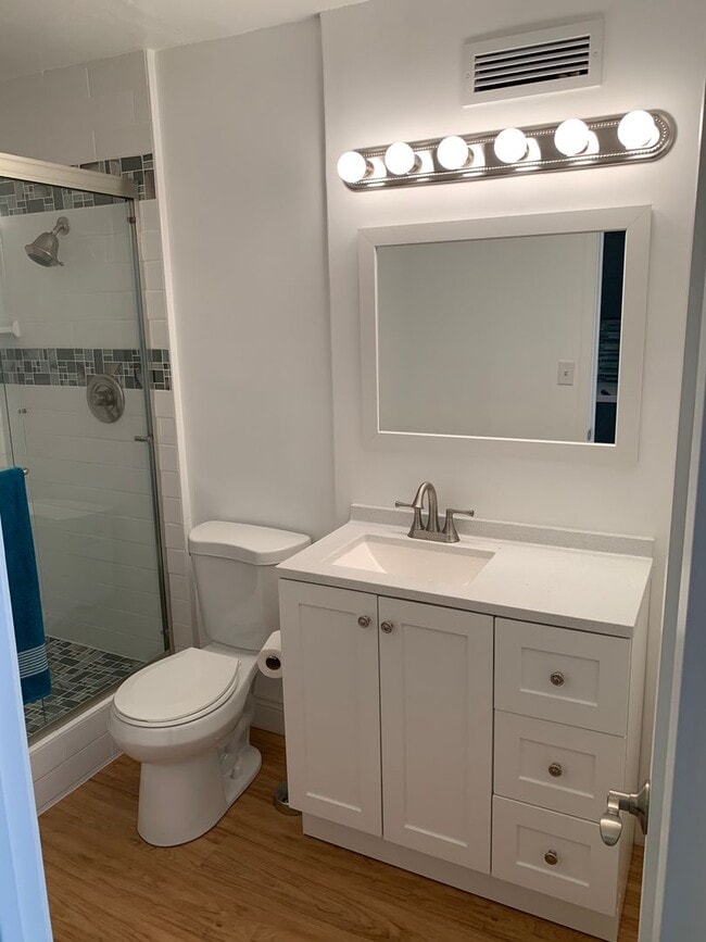 Building Photo - Fully Furnished. Updated. Waikiki (No parking)