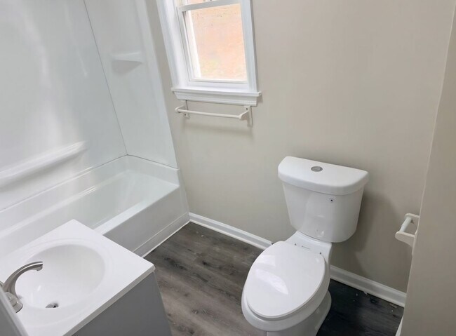 Building Photo - 3-7 Maple Street - Unit 7