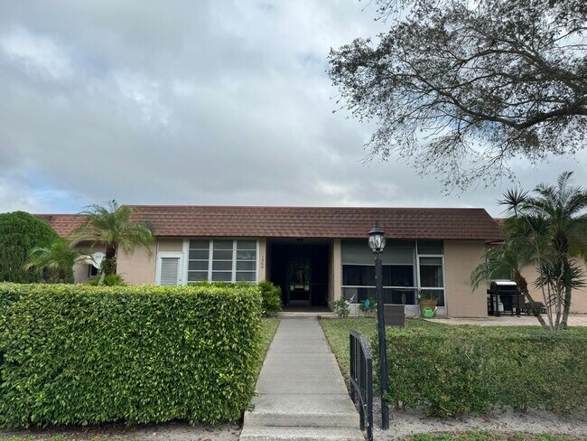 Building Photo - 1900 Palmland Dr