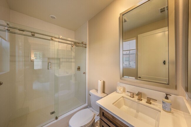 Building Photo - Altair Mansion, 24 Hour Guarded, 5Bed|6bath, Nearly 5000sqf