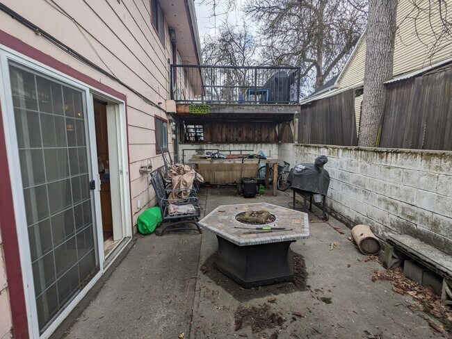 Building Photo - Cherry St Duplex