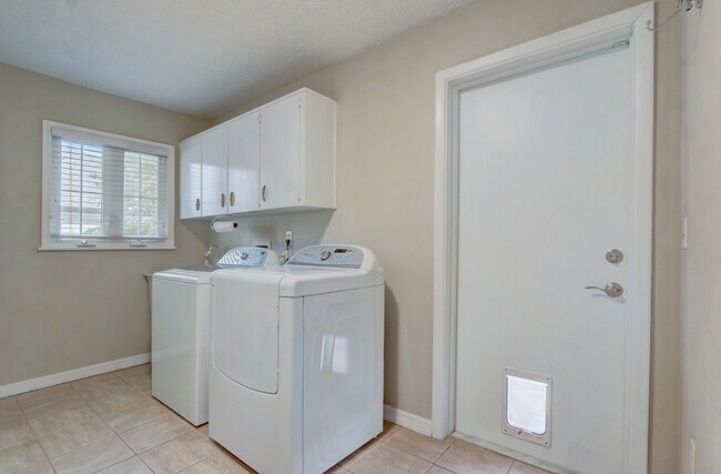 Building Photo - 5281 Jade Cir