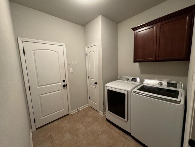 Building Photo - 16901 Desmare St