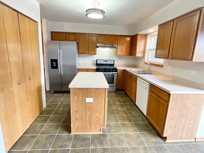 Building Photo - 1814 Van Dyke Ln