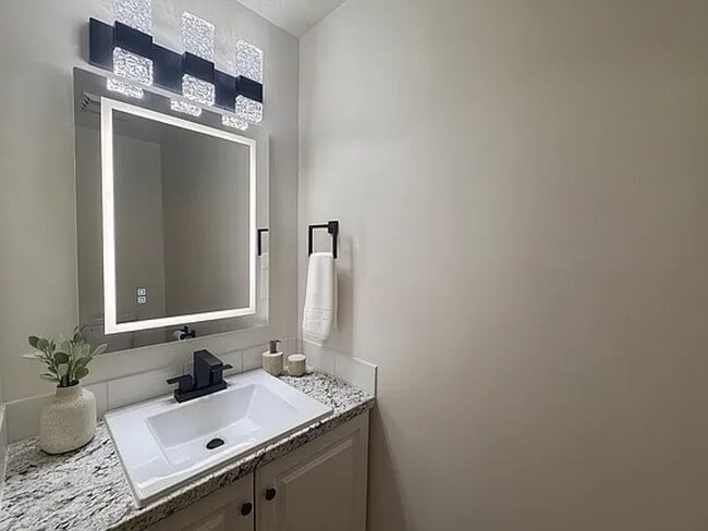 Building Photo - Move-In Special: $1000 off first month's rent!