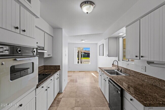 Building Photo - 2346 E Shaw Butte Dr