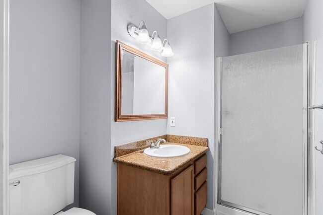 Building Photo - $200 Off First Months Rent! Cozy 3-Bedroom...