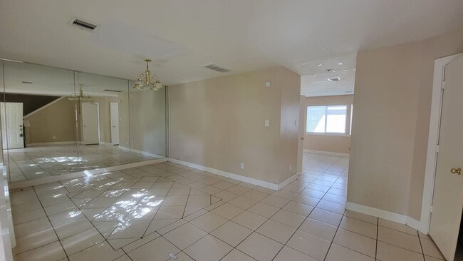 Building Photo - Beautiful House in family friendly community