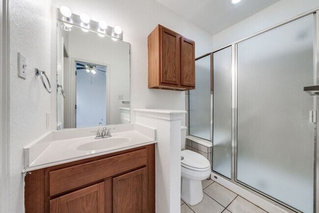 Building Photo - Well Maintained and Great Location!