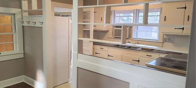 Building Photo - COMING SOON!  Lone Oak Cottage - 2 bedrm 1 bath Available - May 10th