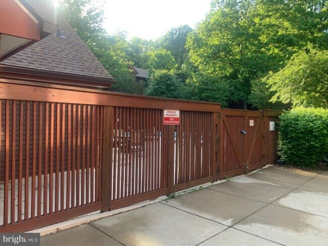 Building Photo - 2804 Lee Oaks Pl