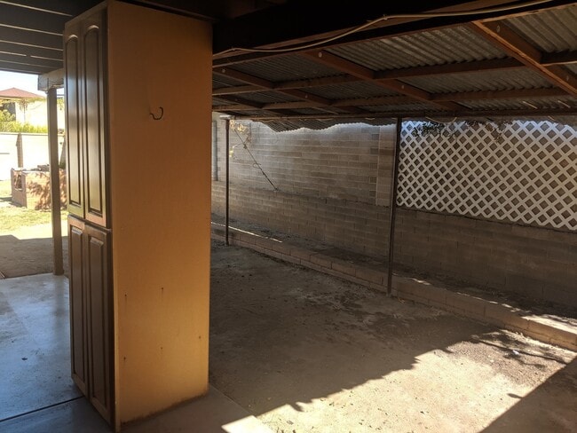 Building Photo - R424