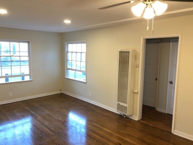 Interior Photo - 1945 Glendon Avenue