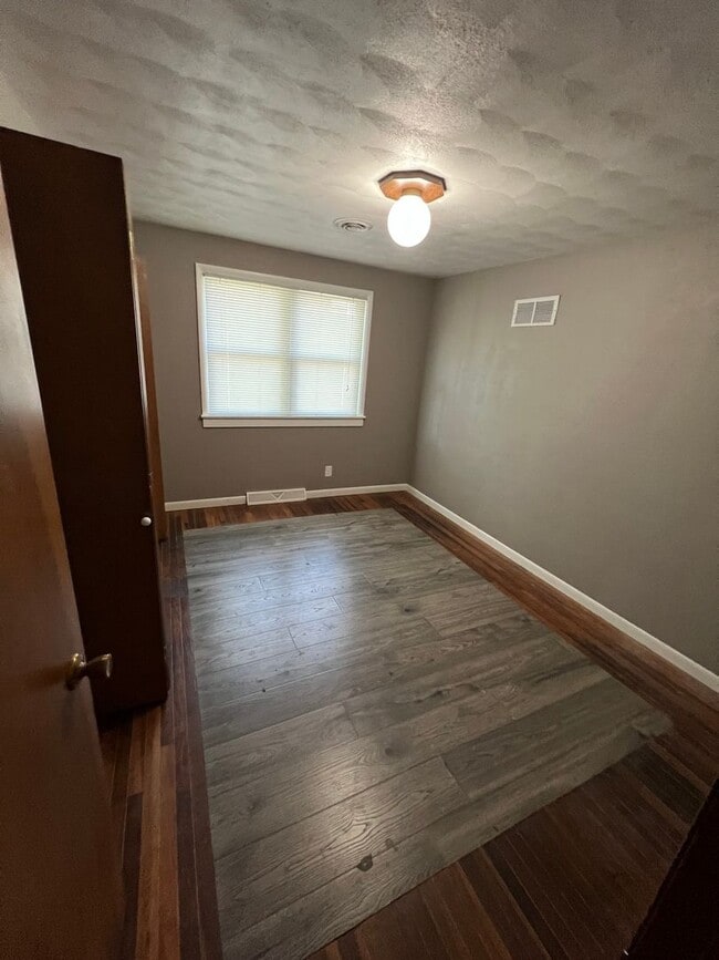 Building Photo - Welcome to this charming 3 bedroom, 2.5 ba...