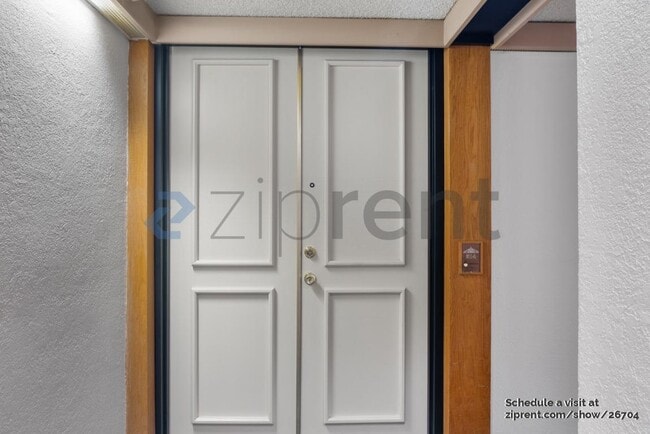 Building Photo - 117 S Doheny Dr