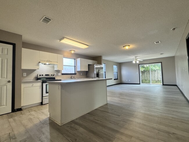 Building Photo - 322 Apple Dr