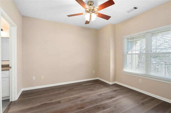 Building Photo - 5559 Glenridge Dr