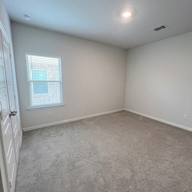 Building Photo - 140 Ashbrook St