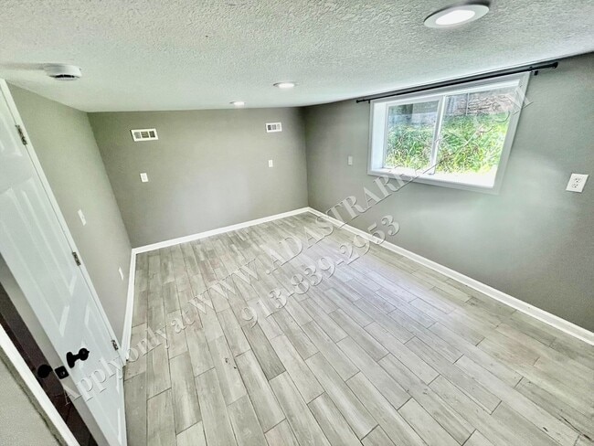 Building Photo - Nice Updated 3 Bed, 1 Bath in KCK-Availabl...