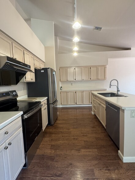 Building Photo - 7692 E Dayview Cir