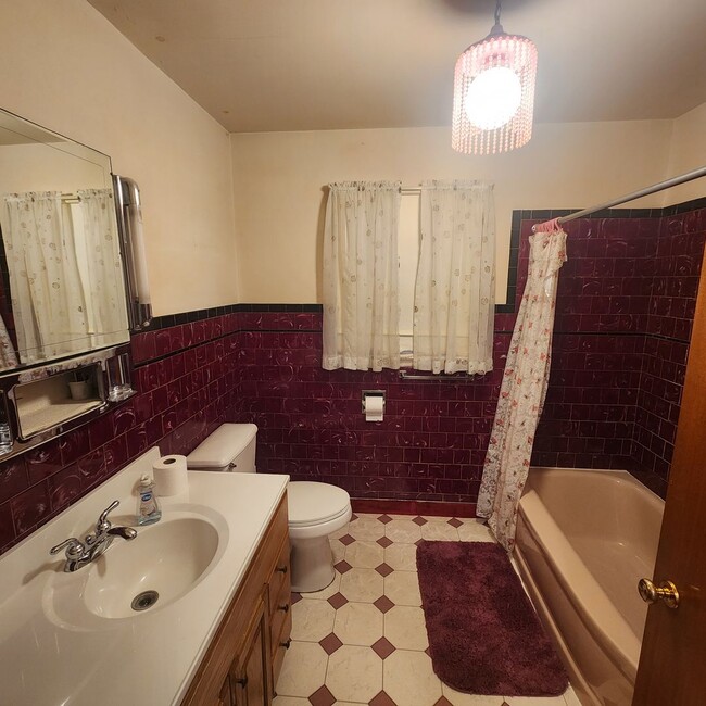 Building Photo - Eastside 4 BD w/garage