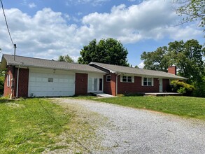 Building Photo - Great HOME !! Lots of Storage!!