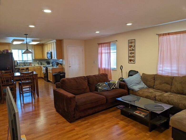 Building Photo - 1499 Essex St