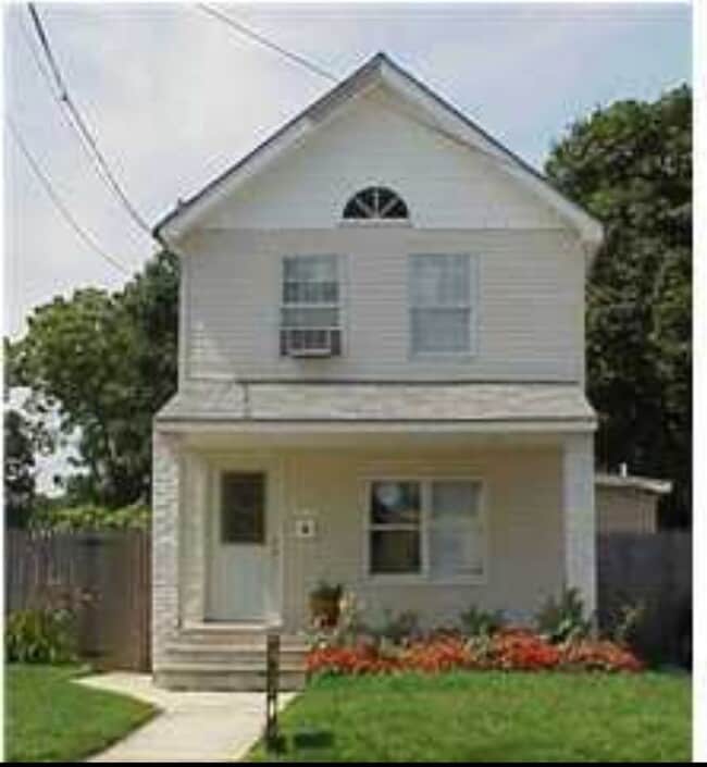 Building Photo - 563 Winter St