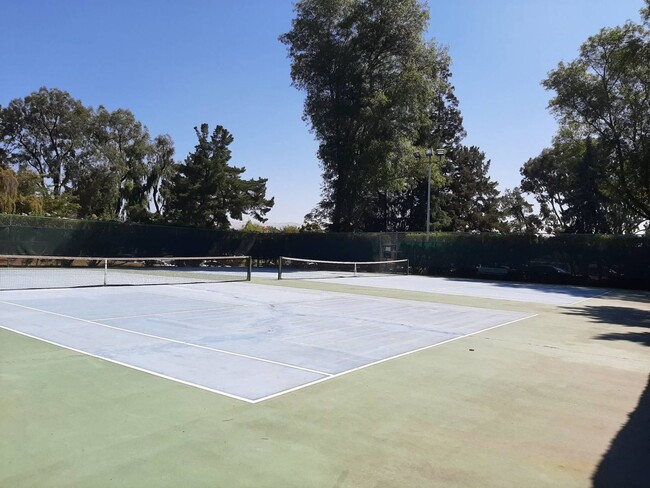 Building Photo - 3 bed / 2 bah Condo. Hardwood floor, forced heat, lots of HOA amenities