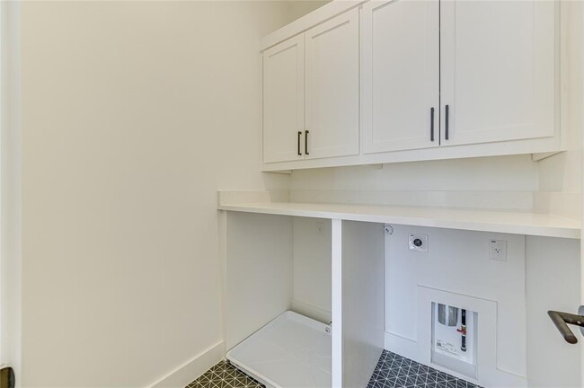 Building Photo - 2401 Trailside Dr