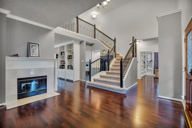 Building Photo - 301 Oak Creek Ln
