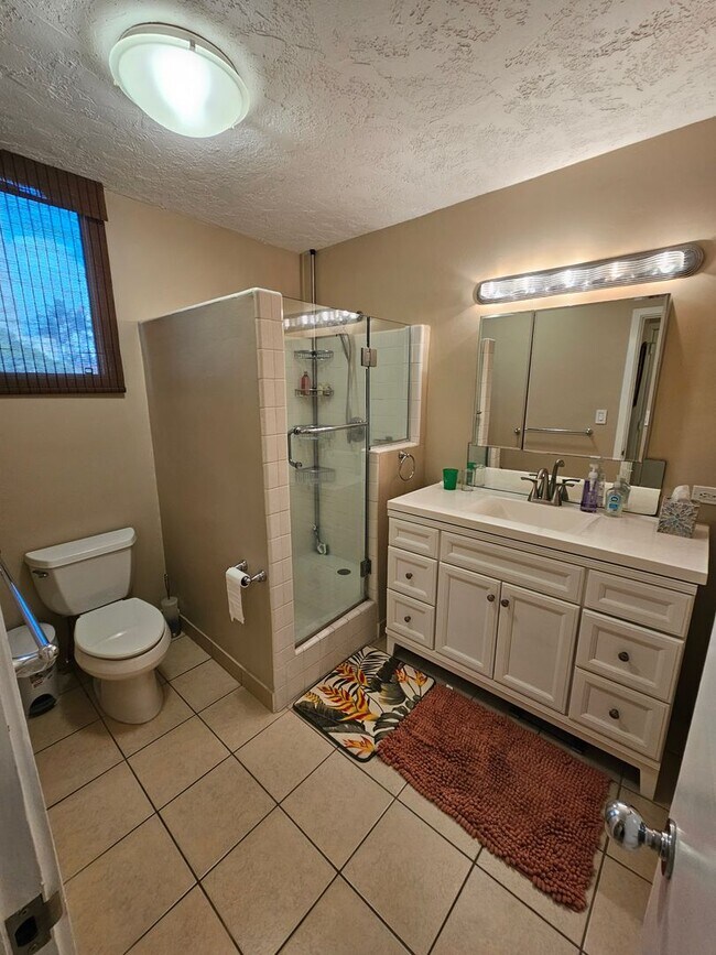 Building Photo - Window AC. Furnished. Near Beaches. (RRLLC)