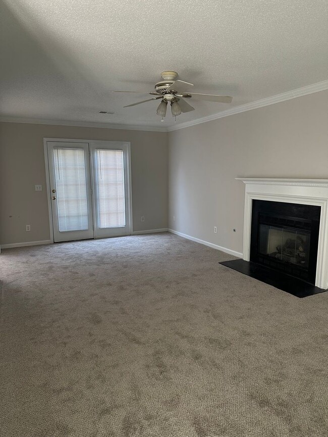 Building Photo - 3 Bedrooms and 2.5 Bathroom