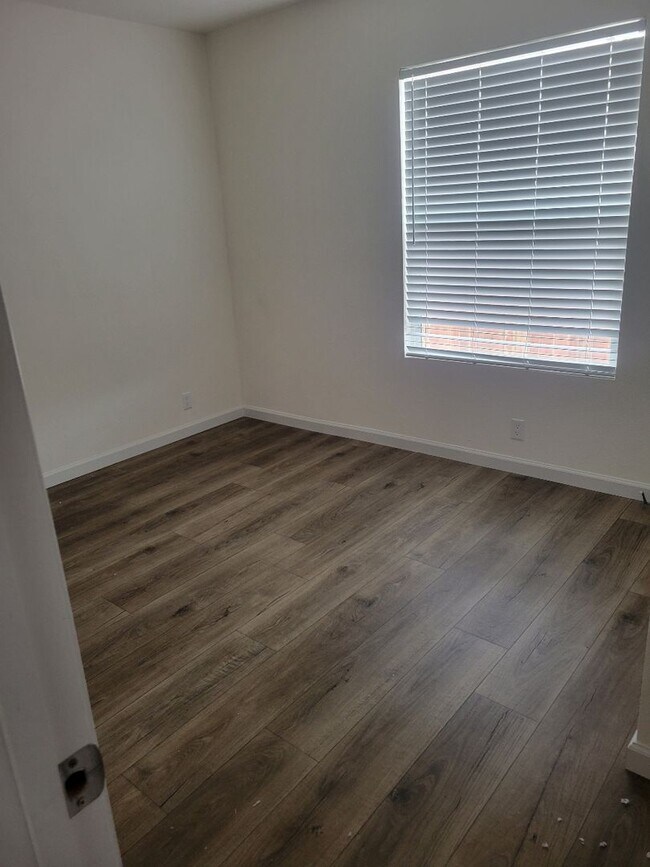 Building Photo - Available soon! 2 bed/2 bath Close to Downtown Lodi