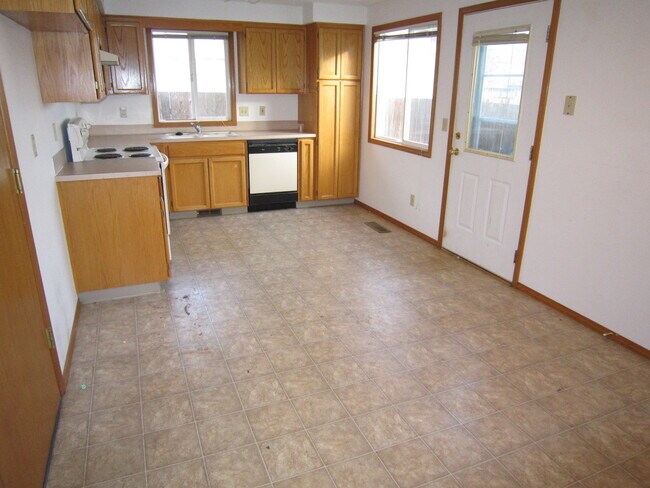 Building Photo - Three Bedroom in South Salem