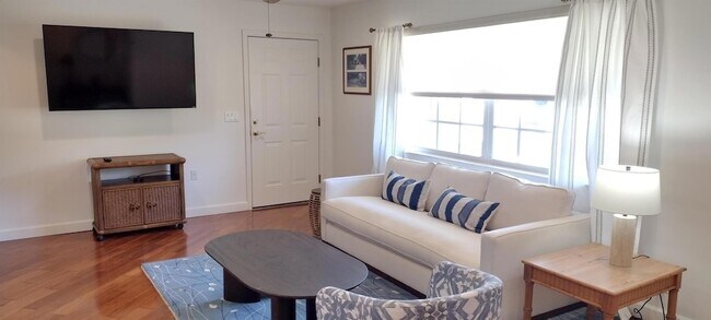 Building Photo - 9583 SE Little Club Way S
