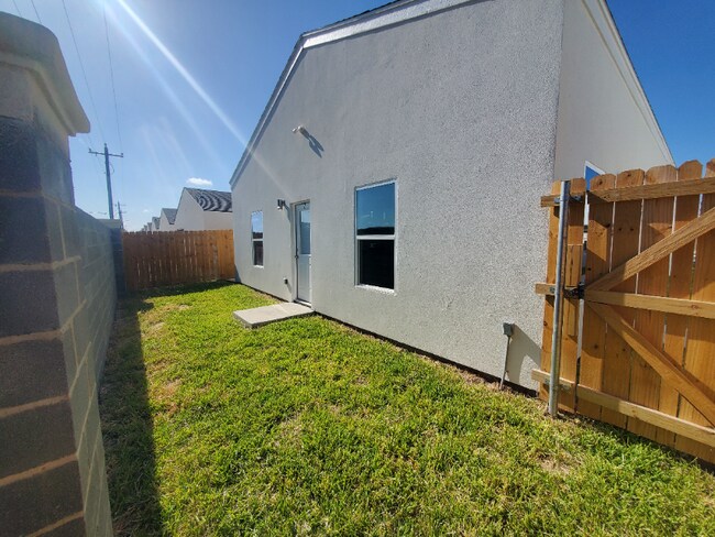 Building Photo - 1305 E Iris Ave