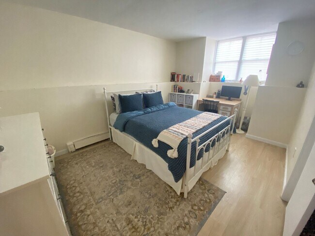 Building Photo - HOT MISSION HILL 4 BED!!