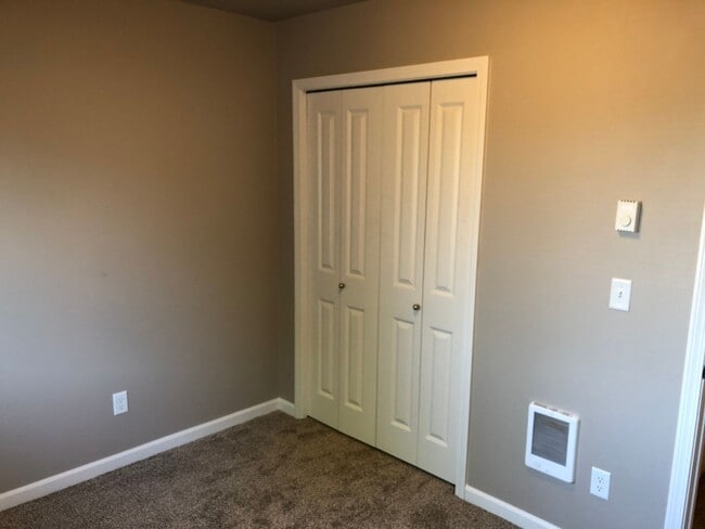 Building Photo - Newer 4 bed 2.5 bath duplex