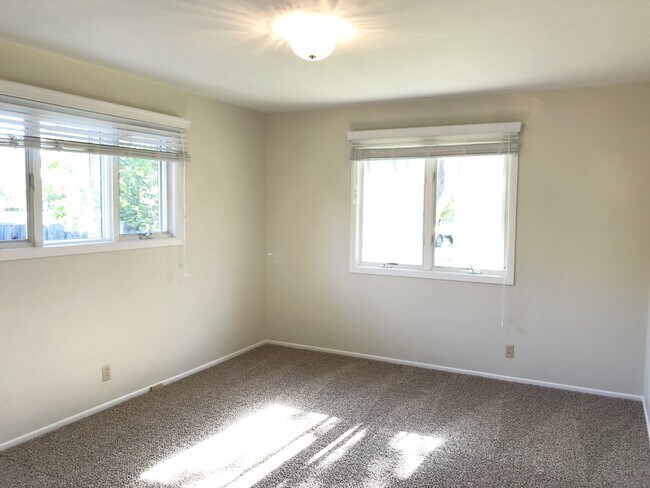 Building Photo - 4044 Cayente Way