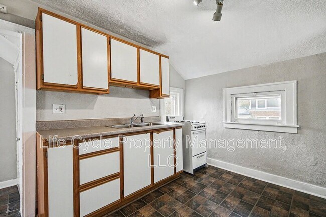 Building Photo - 329 Charles Ave SE