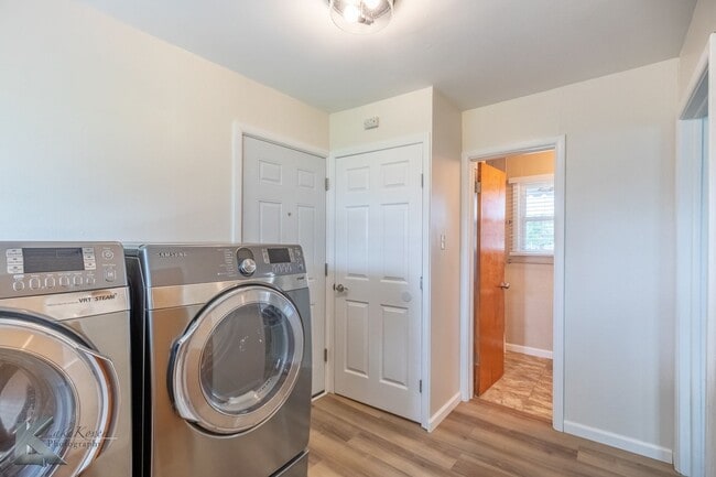 Building Photo - 4 BED, 2 BATH, 2 CAR GARAGE!