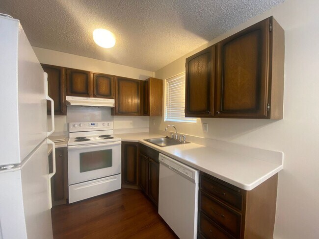 Building Photo - South Hill Triplex-Nestled away in private...