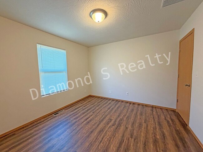 Building Photo - Cute and Clean 3 Bedroom Home Available!