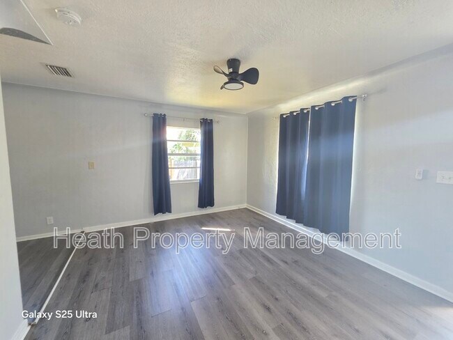 Building Photo - 1425 40th St S