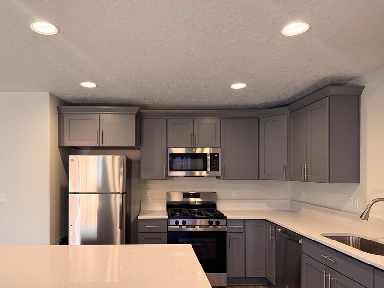 Building Photo - 507 NW Hillcrest Dr