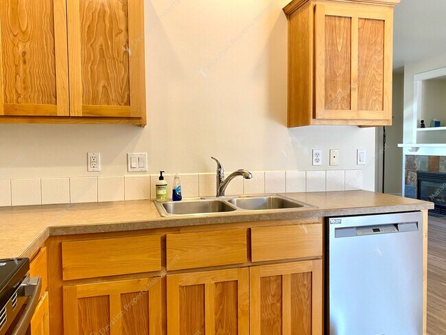 Building Photo - Charming Updated Home in Bend’s Old Farm D...