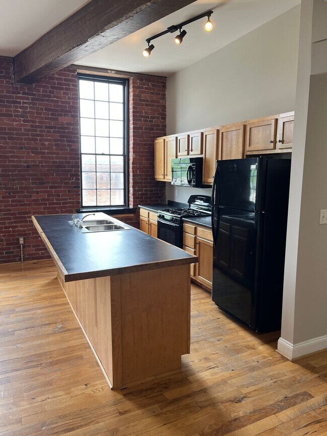 Building Photo - 265 N Queen St