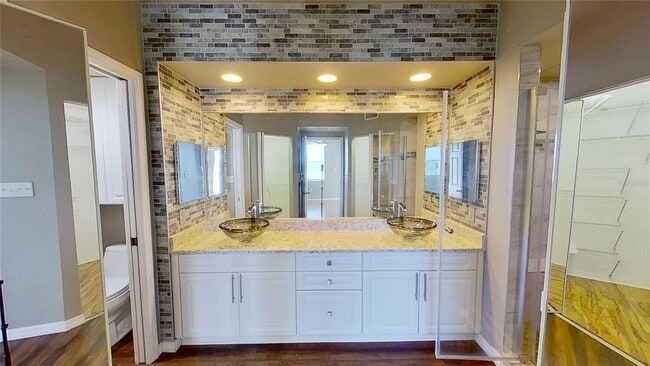 Building Photo - 6495 Shoreline Dr