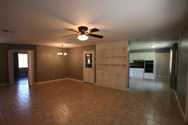 Building Photo - 2930 Williamsburg Dr